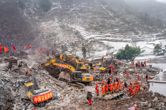 [외신사진 속 이슈人] 연초부터 지진·산사태에 몸살 앓는 중국, 사투 벌이는 이재민들